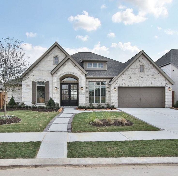 6223 S Independence St, Lakewood, CO — White brick home with an arched entry and manicured front walk